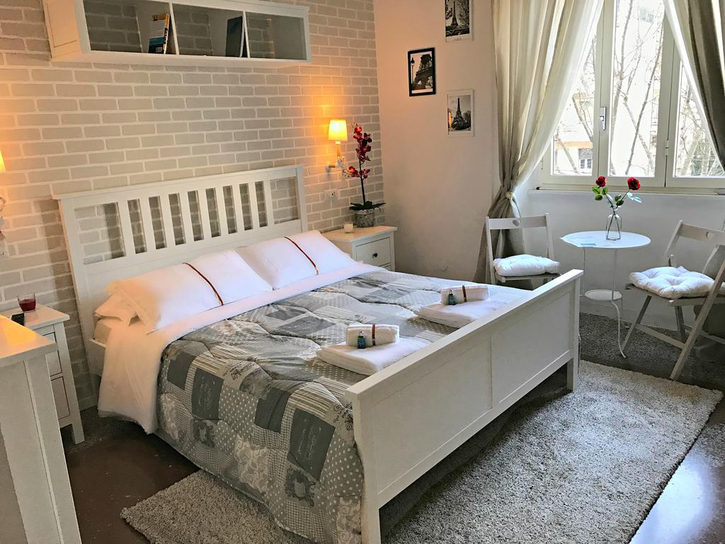 Moonlight Inn Guesthouse โรม ภายนอก รูปภาพ
