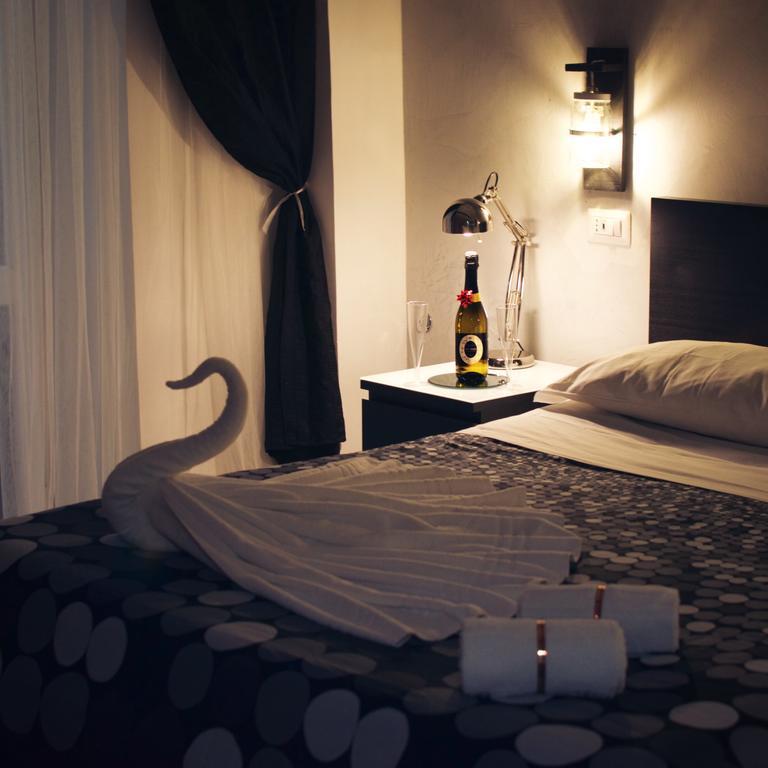 Moonlight Inn Guesthouse โรม ภายนอก รูปภาพ